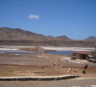 Touristen nach dem Bad im Salzwasser