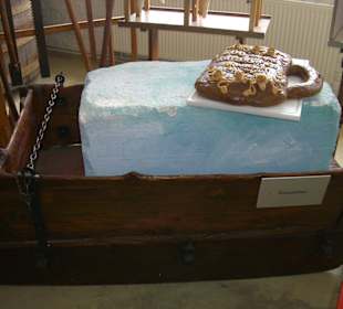 Alter Eisschlitten zum Transport des Eises