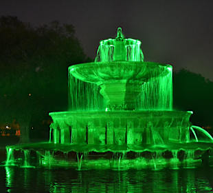 Kolorowa fontana obok India Gate