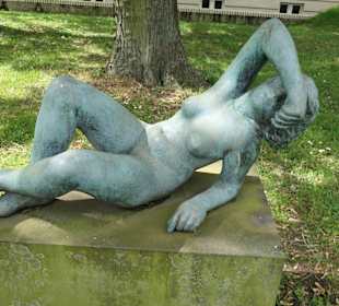 Die Plastik „Die Liegende“ in der Regierungsstraße