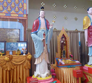 Statue hinter dem liegenden Buddha