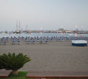 Strand in Los Cristianos mit Hafen