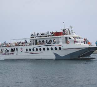 Ausflugsschiff am Hafen von Kardamena