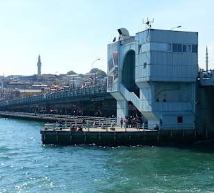 Vor der Brücke von der Fähre aus