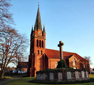 Ansicht von SW und Kriegerdenkmal