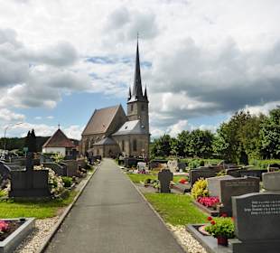 Fiedhof (sehr schön) und Kirche 