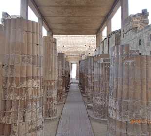 Nekropole von Sakkara mit Djoser- und Gizeh-Pyramiden