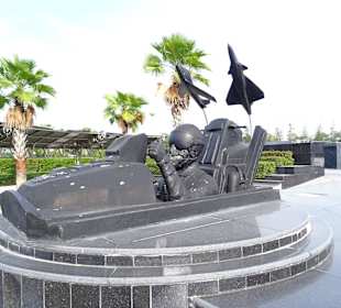 Ehrenhain, ca 300m Richtung Innenstadt laufen