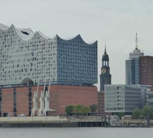 Mit dem Schiff vorbei an der Elbhilharmonie