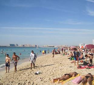 Shuttlebus fährt einen zu diesem Strand