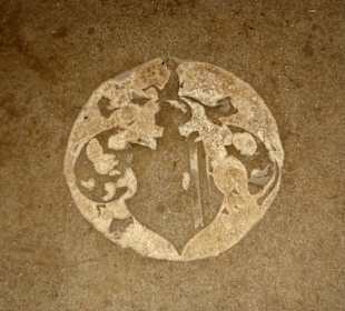 Wappen im Fußboden der Kirche