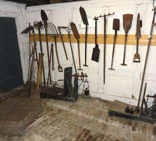 Alte Gerätschaften in der Diele