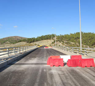 Straße über den Überlauf