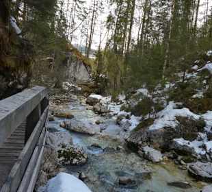 Naturpfad entlang der Ache