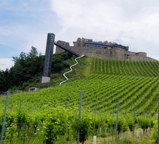 Blick auf Burg, Panoramalift und Rutsche