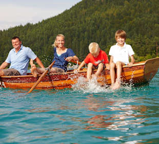 Familie im Ruderboot am Faaker See