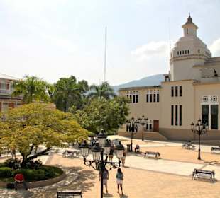 Parque Central mit Kirche