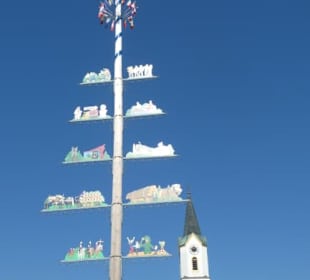 Maibaum – Marienbrunnen – Kirche St. Veit