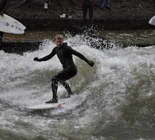 Wellenreiten im Eisbach