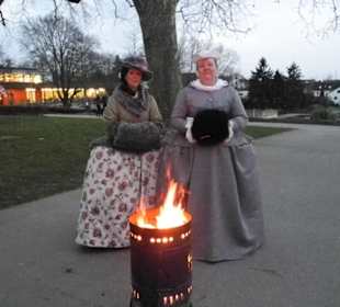 Damen in der damaligen Tracht