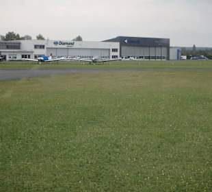 Teilansicht der Flugzeughallen