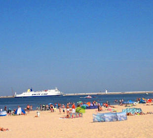 Wpływający prom do kanału portowego