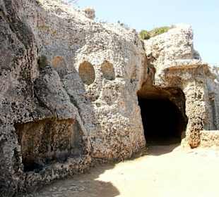 Höhlen oberhalb der Bucht von Cala Morell