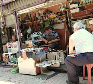 Ein Schuster bei der Arbeit