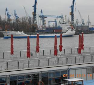 Ein kleines Containerschiff