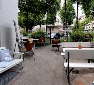 Blick auf den netten Terrassenbereich vor dem Café