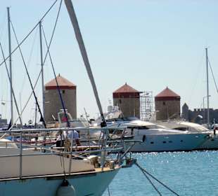 Mandraki-Hafen mit den 3 Windmühlen