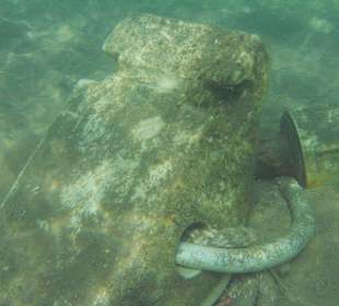 Alte Verankerung im Meer, im Badebereich