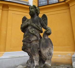 Skulptur vor der Kirche