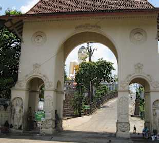 Eingang mit Buddha im Hintergrund