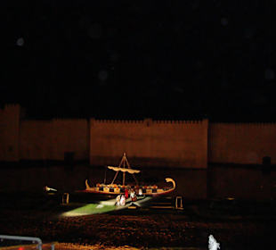 Teil der Lasershow auf dem Wasser