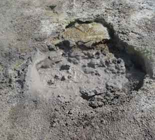 Schwefelrückstände im Vulkankrater