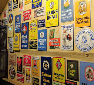 Schildersammlung in Maisel's Bier-Erlebnis-Welt