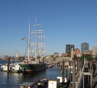 Museumsschiff vor Uferkulisse