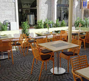 Tische auf der Terrasse des Gasthauses Fink