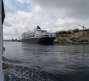 Ein Kreuzfaher liegt im Hafen
