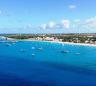 Blick auf den Strand vom Schiff aus