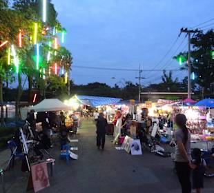 Auf dem Nachtmarkt von Kanchanaburi