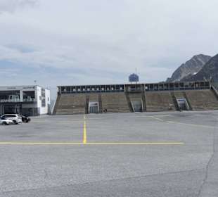 Der Zielhang mit Tribühne im Sommer