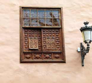 Holzfenster am Plaza de la Libertad