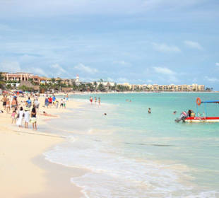 Strand neben dem Hafen