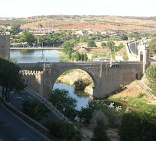 Puente de Alcántara en el centro de Toledo