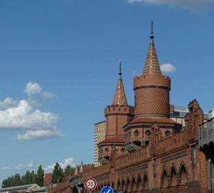 Die Oberbaumbrücke führt über die Spree