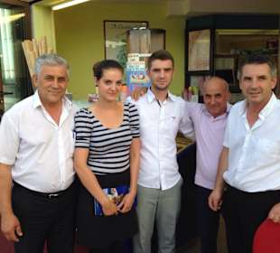 Refets Sohn in der Mitte