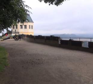 Entlang der Festungsmauer