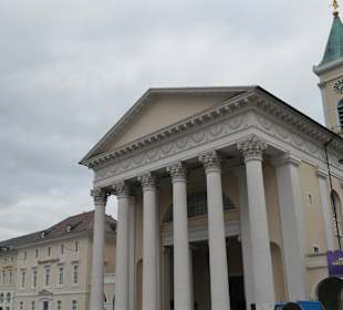 Beim Marktplatz von Karlsruhe, südlich vom Schloss